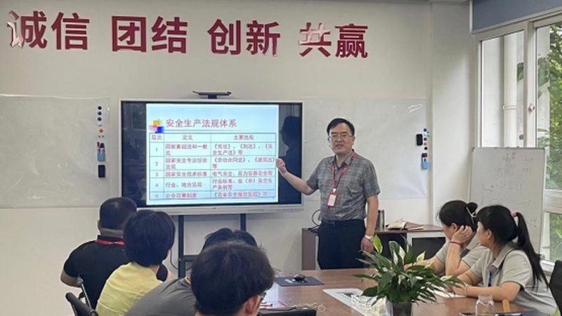 在选择建造师培训机构时，除了关注报名流程的便捷性，还应考察机构的资质与师资力量：